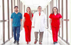 FOTO | Grupo provida difunde sangriento afiche contra médico que realizó primer aborto legal en Chile