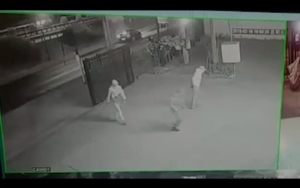 VIDEO | Cámaras captan el momento exacto en que dueño de restaurant chino repele asalto a balazos