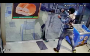 Haitiano que frustró asalto en servicentro de Lo Espejo continúa recuperándose tras quedar en riesgo vital