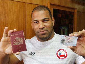 Deportista Yasmani Acosta recibió documentos oficiales: ya es ciudadano chileno