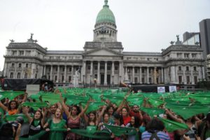 Miles de personas se manifiestan para legalizar el aborto en Argentina