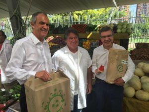 Adiós a las bolsas plásticas: alcalde Lavín reparte envases biodegradables en feria de Las Condes