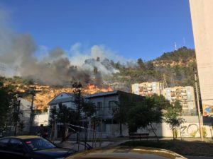 FOTOS+VIDEO | Incendio afecta a ladera del cerro San Cristóbal