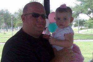 Entrenador actuó de escudo humano para proteger a alumnos en tiroteo de Florida