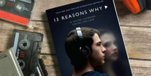 Acusan de acoso sexual a escritor de 13 Reasons Why