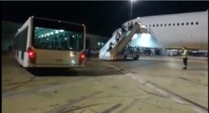 Haitianos residentes explican cómo hubiesen reaccionado algunos chilenos si del avión bajaban 