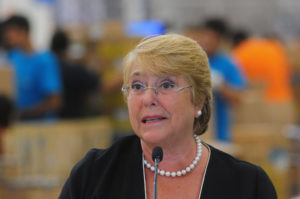 VIDEO | Presidenta Bachelet se complica al leer texto tras su vuelta de vacaciones