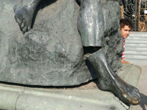 FOTOS | Destruyen parte de la histórica escultura del frontis del Bellas Artes: investigan participación de la Fórmula E