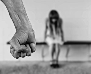 La urgente necesidad de legislar contra la violencia en el pololeo