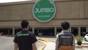 Greenpeace acusa a personal del Costanera Center de amenazarlos con cuchillos