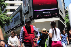 FOTO | Grupos xenófobos pegan carteles contra inmigrantes haitianos en el Paseo Ahumada