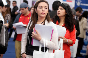 Gobierno de EE.UU. ofrece pasantía para jóvenes chilenos con todos los gastos pagados