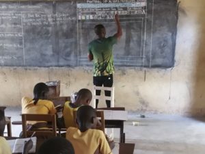 La emotiva forma en que un profesor enseña computación a sus alumnos sin computador