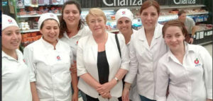 Locura por una selfie: Bachelet causa sensación en supermercado de La Araucanía