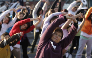 Mujeres dedican más del doble de su tiempo libre a labores domésticas en comparación con los hombres