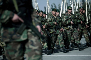 Cabo del Ejército fue detenido en Maipú mientras golpeaba a su pareja en la vía pública