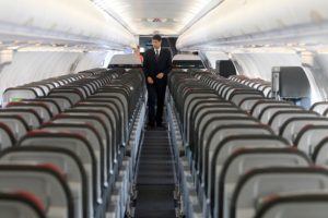 Tripulantes de cabina de LAN Express inician huelga a partir de este martes