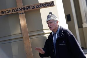 La campaña para encontrar bolso robado a sacerdote Mariano Puga