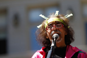 FOTOS | Cuatro imágenes del diputado Florcita Motuda metiéndose al bolsillo la ropa formal en el Congreso