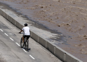 Mujer cayó al Río Mapocho cuando intentaba huir de presunto acosador