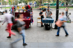 Santiago comenzó a multar a quienes compren en el comercio callejero con fiscalizadores encubiertos