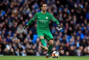 VIDEO | Como un central más: jugada de Claudio Bravo en Champions impacta al planeta fútbol