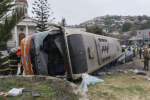 Chofer de bus que volcó en Valparaíso quedó con arresto domiciliario nocturno y retiro de licencia