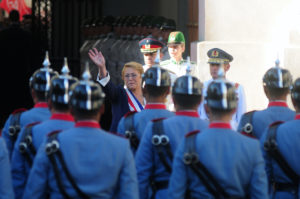 VIDEO | Entre lágrimas y vítores: la emotiva salida de Michelle Bachelet de La Moneda