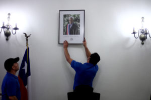 FOTOS | Así fue la instalación de la imagen de Sebastián Piñera en La Moneda