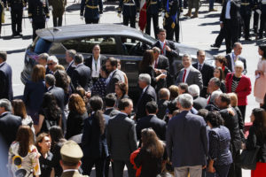 Como paseo de curso: ministros de Michelle Bachelet arrendaron bus para ir al cambio de mando