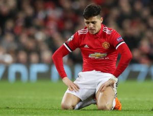 Explican por qué Alexis Sánchez come solo en el Manchester United tras versiones de 