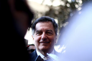 Canciller Ampuero hace caso omiso a Piñera y ratifica viaje de Alejandro Guillier a La Haya