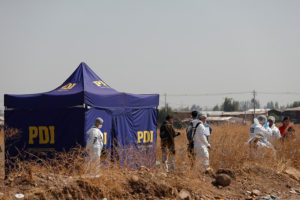 Encuentran restos de una mujer en La Pintana: estaban en una bolsa plástica y abandonados en una acequia
