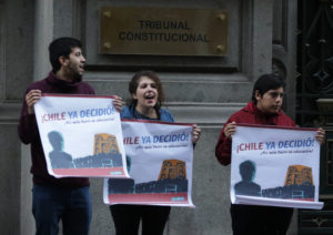 FOTOS | Estudiantes se manifestaron y encadenaron frente al Tribunal Constitucional