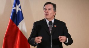 Roberto Ampuero dispara contra Evo: 