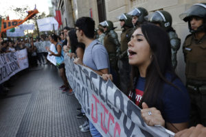 Estudiantes se manifestaron frente al Mineduc por fallo del TC
