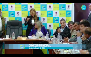 VIDEO | Cámaras del Concejo Municipal captan la furia de Cathy Barriga: pide que no le usen la silla y acusa 