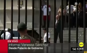 VIDEO | Pedro Pablo Kuczynski sale entre aplausos de sus colaboradores del Palacio de Gobierno