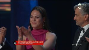 VIDEO | El emotivo momento cuando todo Hollywood aplaude a Daniela Vega tras recibir el Oscar por 