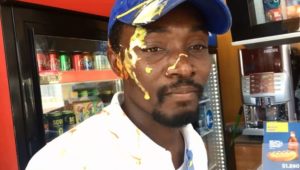 Inmigrante sufre denigrante trato en servicentro de Santa Cruz