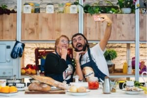 VIDEO | Delirante última entrevista de Bachelet como Presidenta: cocinando sánguche y respondiendo a sus trolls de Twitter