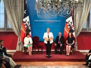 Bachelet firma proyecto que reemplaza el CAE a una semana de finalizar su mandato