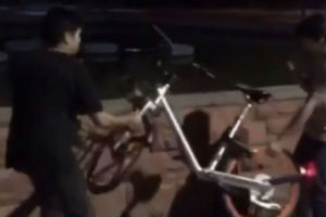 Joaquín Lavín presenta querella por vandalismo a Mobike y publica el Instagram de 