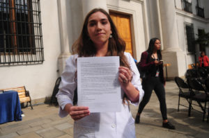 Qué decía la carta de la becada provida que interrumpió a Bachelet en pleno acto