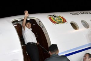Evo Morales se embarca rumbo a La Haya para los alegatos orales