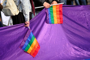 Pareja gay es expulsada de restaurant por darse un beso y acusan agresión de Carabineros