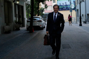 Ministro Varela se compara con James Bond al asumir Educación