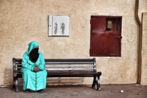 Príncipe heredero saudí asegura que no existe obligación de hiyab o abaya para mujeres