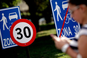Senado rechaza rebajar límite de velocidad a 50 km/h en zonas urbanas
