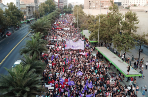 FOTOS | La multitudinaria marcha por el Día de la Mujer en Santiago